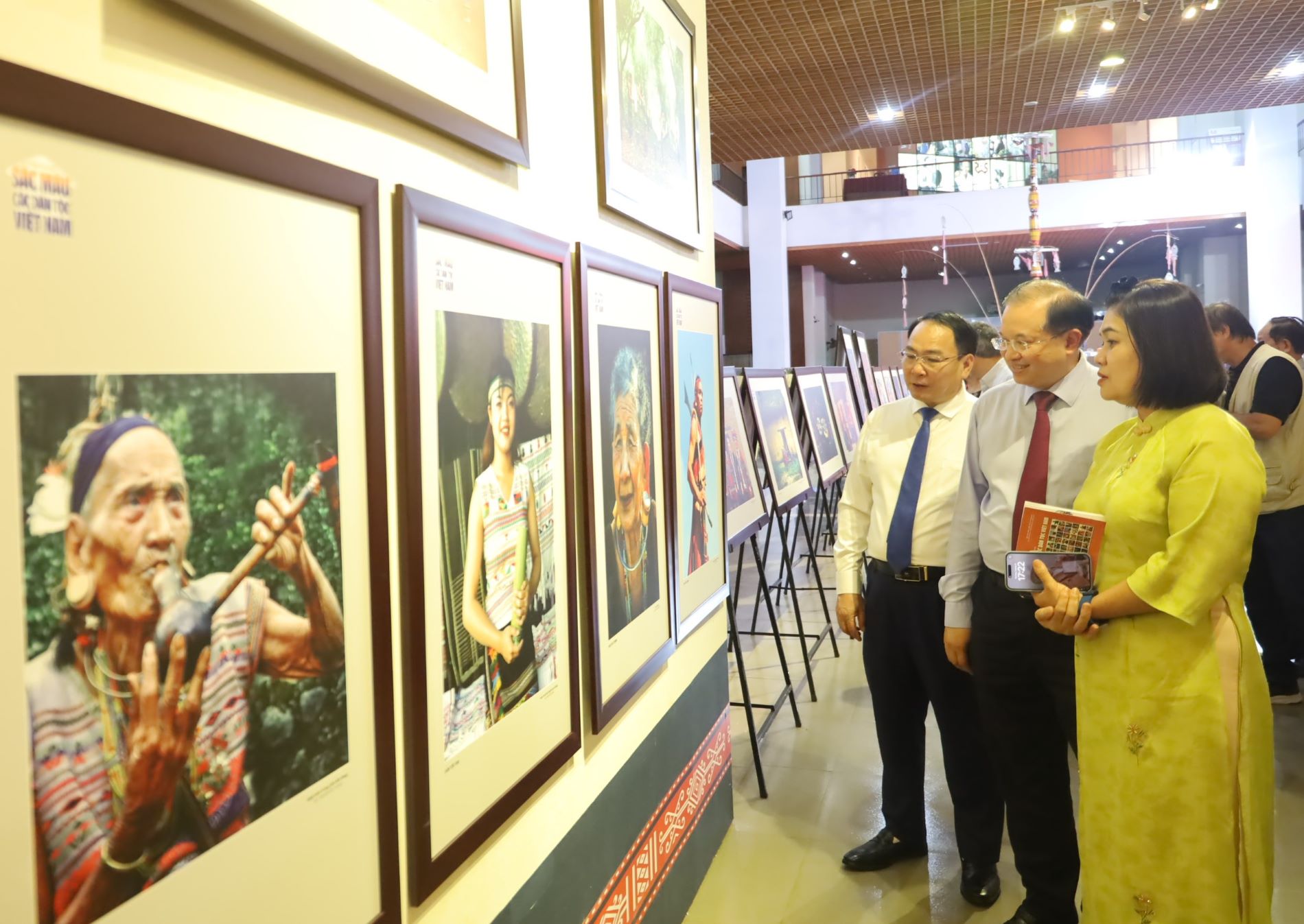 Khai mạc Triển lãm ảnh “Sắc màu các dân tộc Việt Nam”